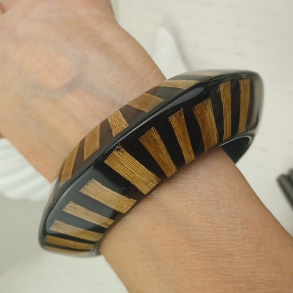 KJL Art Deco Black & Tan Bicone Knife Edge Lucite Bamboo Stamped Bangle Bracelet - Picture 9 of 11